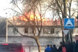 В Балтрайоне горит здание на территории бывшей военной части