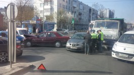 На ул. Невского в Калининграде произошло сразу два ДТП на одном перекрёстке (фото)