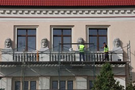 На фасаде Историко-художественного музея в Калининграде установили «поющие» маски (фото)
