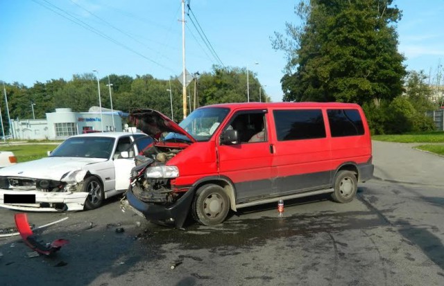 В Калининграде микроавтобус протаранил БМВ: пострадал мужчина