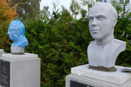 На мемориальном комплексе в Чкаловске установили «более долговечные» бюсты героев авиации (фото)