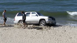 Очевидцы: На пляже в Куликово внедорожник застрял в песке