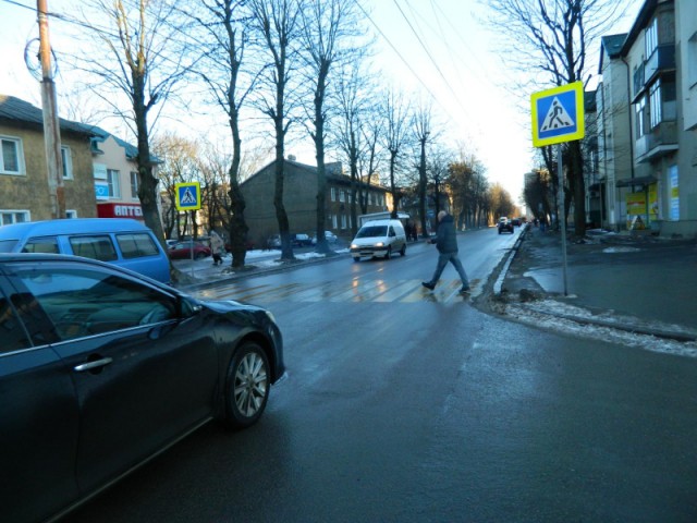 На улице Батальной в Калининграде автомобиль сбил девушку на переходе и скрылся