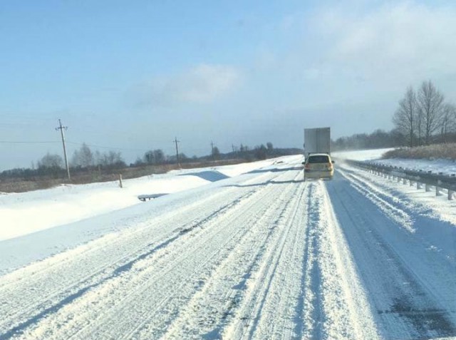 Во время утреннего снегопада на уборке дорог в Калининградской области работало 122 единицы техники