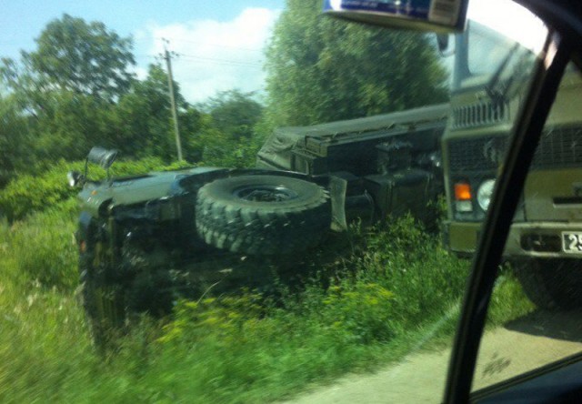 На Гурьевском кольце опрокинулся военный грузовик (видео)