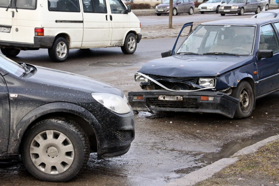 Из-за снега на дорогах Калининграда произошло более 50 аварий
