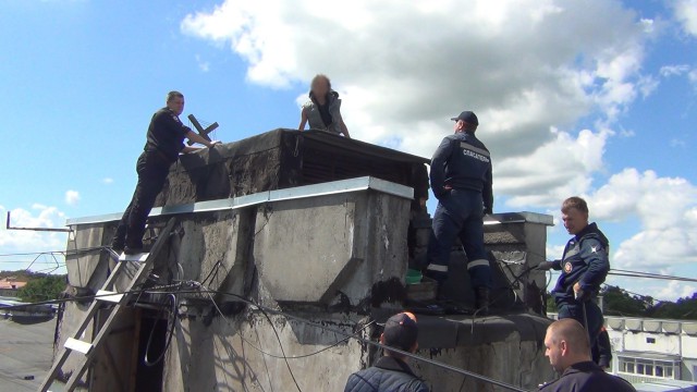 Житель Калининграда с психическим заболеванием пытался прыгнуть с пятиэтажки (фото)