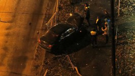 На ул. Громовой в Калининграде БМВ пробил ограждение и вылетел с дороги