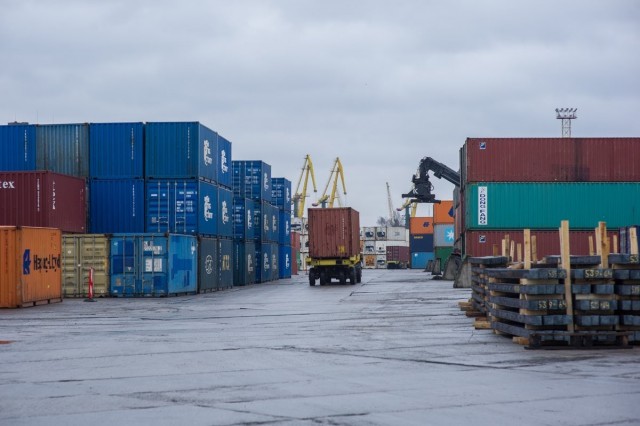 «Торчат на таможне 12 часов»: Путин раскритиковал работу портового комплекса Калининграда