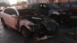 На улице Балашовской в Калининграде ночью загорелись «Лексус» и «Хонда»