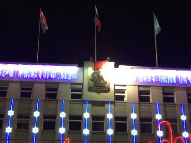 Ночью на здание мэрии Калининграда в знак протеста повесили флаг Санкт-Петербурга (фото)