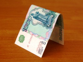Рубль незначительно ослаб к доллару и евро