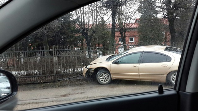 На улице Буткова в Калининграде автомобиль врезался в металлический забор (фото)