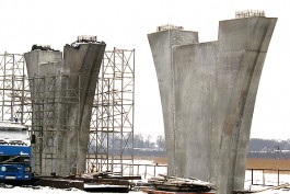 В Калининграде устанавливают опоры уникального 100-метрового моста 