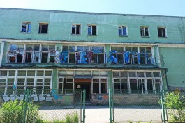 «Выбитые окна и подростки на крыше»: опасное здание на Верхнем озере в Калининграде обещают огородить (фото)