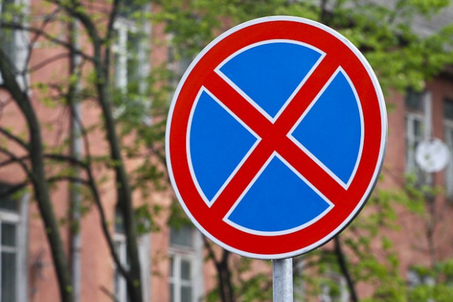 В Калининграде установят новые знаки «Остановка запрещена»