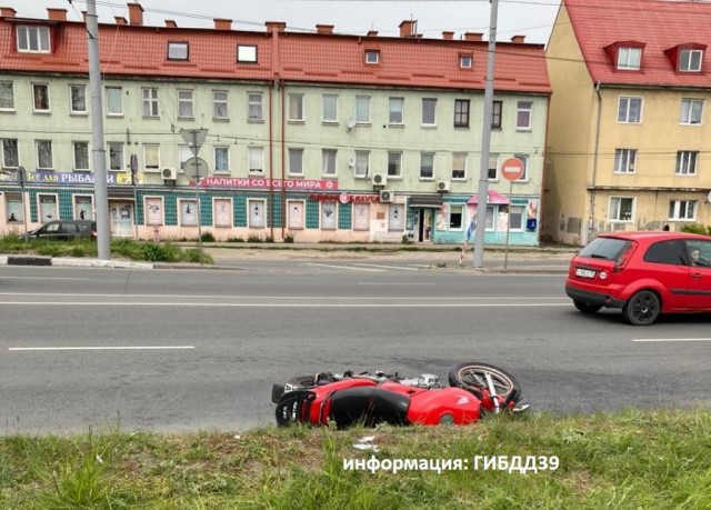 На улице Брусничной в Калининграде разбилась 33-летняя мотоциклистка