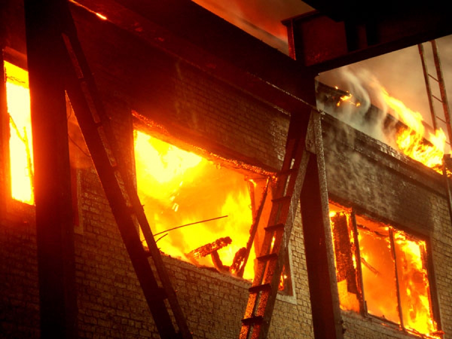 В Калининграде огонь едва не уничтожил производственное предприятие