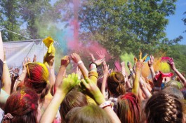 «В парке грязи не боятся»: в Калининграде прошёл фестиваль красок (фото)