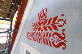 «Красное на голубом»: фасад довоенного дома в Железнодорожном украсили трафаретной росписью (фото)
