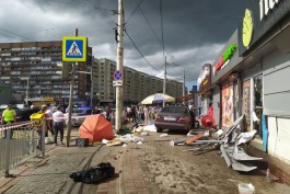 На улице Фрунзе в Калининграде «Мерседес» вылетел на тротуар: погибла женщина (фото)