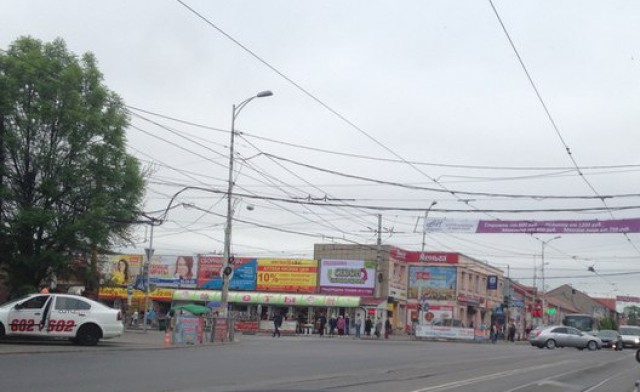 У Центрального рынка в Калининграде столкнулись автобус и легковушка