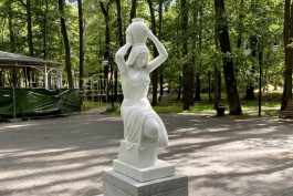 Скульптуру «Несущая воду» убрали из Лиственничного парка в Светлогорске