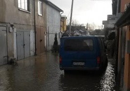 Вода в Преголе поднялась до опасной отметки: в Калининграде подтопило набережную (видео)