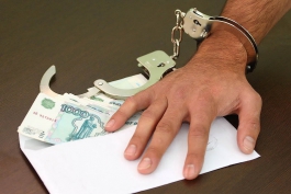 Таможенника из Нестерова подозревают в получении взятки в 300 рублей