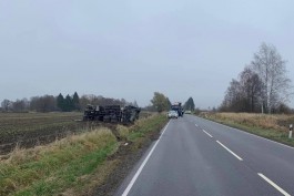 Под Полесском бетономешалка вылетела с трассы и опрокинулась: погиб водитель