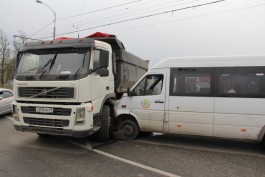На проспекте Победы в Калининграде столкнулись маршрутка и грузовик: пострадали восемь человек (фото)