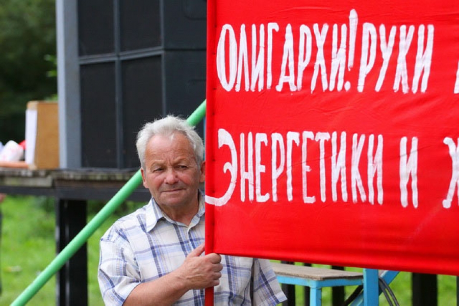 Коммунисты требуют отстранить от должности главу Калининградского обкома за участие в митинге с Немцовым