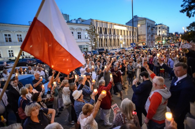 Тысячи поляков зажгли свечи на акциях протеста против судебной реформы (фото)
