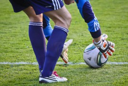 В Гурьевске из-за ям на футбольном поле спортсмены и школьники получают травмы
