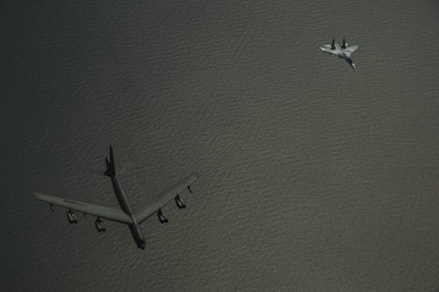 Минобороны США показало снимки перехвата американских бомбардировщиков российским Су-27 над Балтикой (фото)