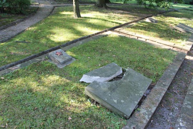 В польском Кельце вандалы вырвали и разбили надгробия на кладбище советских солдат (фото)