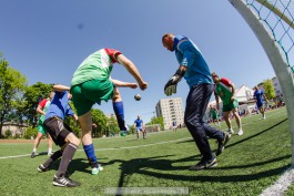 Участники юбилейного калининградского турнира по футболу собрали 86 тысяч рублей на благотворительность (фото)