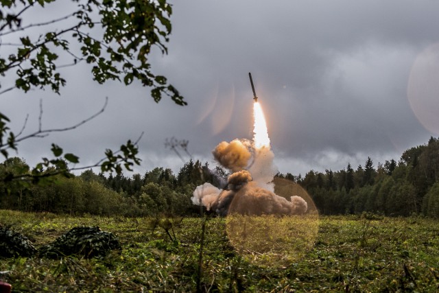 Пуск крылатой ракеты ОТРК «Искандер-М» во время активной фазы учения «Запад-2017»