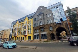 «Фронтоны, черепица и старинные арки»: в Калининграде полностью открыли фасад Кройц-аптеки 