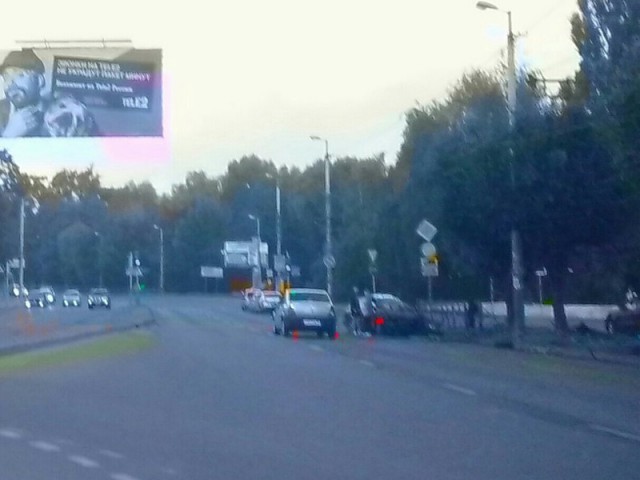 Скрываясь от полиции, водитель «Фольксвагена» снёс часть ограждения на Московском проспекте (видео)