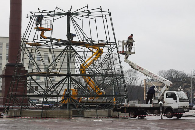 На площади Победы начали устанавливать 30-метровую новогоднюю ёлку