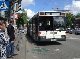 В Калининграде из-за резкого торможения автобуса женщина выбила головой лобовое стекло