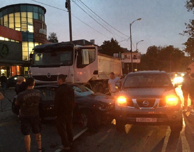 Очевидцы: На улице Невского возле «Авроры» произошло ДТП с участием пяти автомобилей (фото)