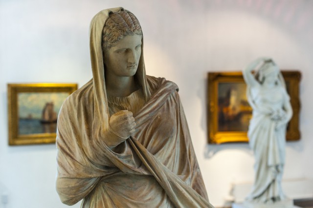«Статуя в одеяниях»: в Художественной галерее Калининграда выставили старинную немецкую скульптуру (фото)