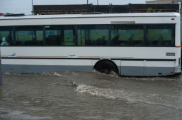 «Вода заходит в салоны»: в Калининграде автобусы пустили в объезд улицы Ломоносова из-за подтопления