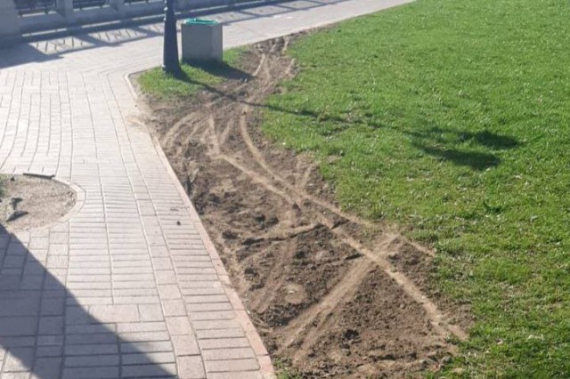 Власти Калининграда просят самокатчиков и велосипедистов не портить газоны на Верхнем озере