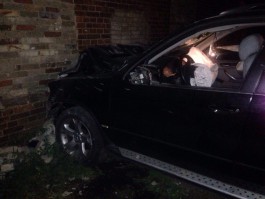 Ночью в Калининграде пьяный водитель BMW X5 врезался в здание бывшей пивоварни «Понарт»