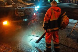 Дороги в Калининграде начали ремонтировать литым асфальтом