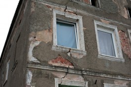 После падения из окна на улице Невского в Калининграде погибла 38-летняя женщина