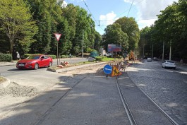 «Трамвай пойдёт позже»: на проспекте Мира восстанавливают бордюры вдоль рельсов (фото)
